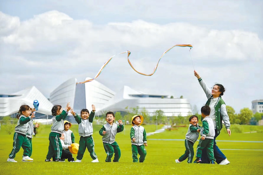  童心飛揚(yáng) 在浙江衢州市智慧新城草坪公園，一名幼兒園老師揮舞彩帶，與孩子們一起玩耍。衢州市柯城區(qū)將兒童友好理念融入城區(qū)整體規(guī)劃，努力為兒童成長創(chuàng)造更好的發(fā)展環(huán)境，提升兒童和家庭的獲得感、幸福感、安全感。 衢州市柯城區(qū)某幼兒園哥倫比亞籍教師 莉莉安娜·雷斯特雷波·埃斯皮諾薩攝 “我和家人都很喜歡在衢州生活，這是一座兒童友好城市，有很多兒童營地和戶外活動(dòng)場所。我看到孩子們在幼兒園、戶外非?？鞓返赝嫠?，便用相機(jī)記錄下這美好時(shí)刻?！? /></p> <p style=