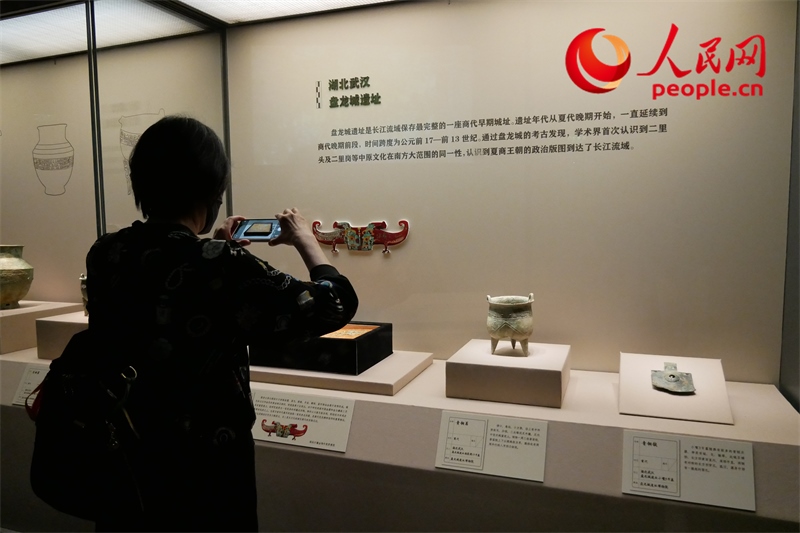 今年9月，觀眾正在參觀“鑒往知遠(yuǎn)——新時代考古成果展”。人民網(wǎng)記者 韋衍行攝