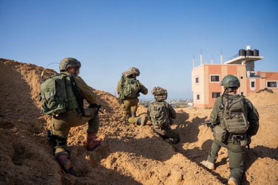 這張以色列國防軍12月10日發(fā)布的照片顯示，以軍地面部隊在加沙地帶進行軍事行動。新華社發(fā)
