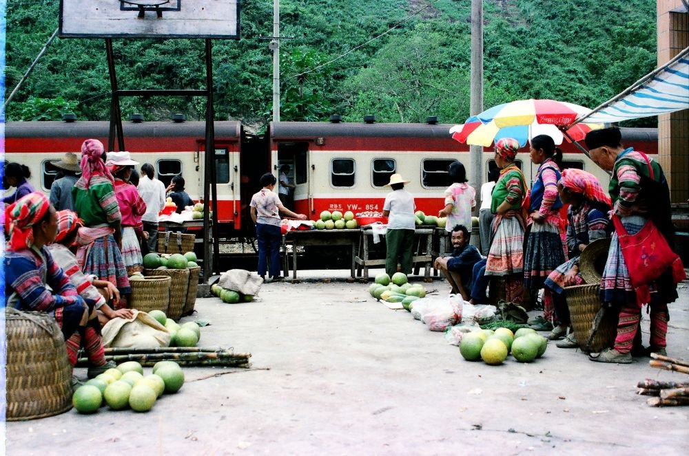 這是90年代中后期滇越鐵路沿線的集市，客運(yùn)列車的開行為當(dāng)?shù)氐拇迕駧砩虣C(jī)。