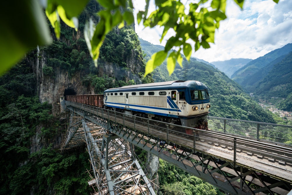 進(jìn)行人字橋橋梁檢測(cè)的米軌列車通過人字橋（2023年9月6日攝）。