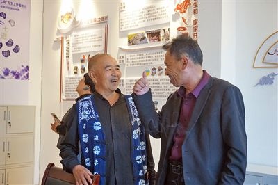  在大理州古生村訴訟服務(wù)站內(nèi)，全國(guó)人大代表樊九平為“阿鵬調(diào)解員”點(diǎn)贊。