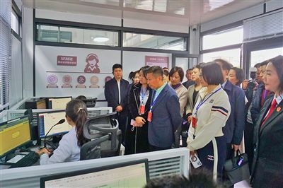  在昆明中院訴前調(diào)解工作室內(nèi)，代表們觀摩法官線上調(diào)解。