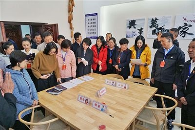  在劍川法院家事調(diào)解室內(nèi)，該院制作的《離婚證明書》引起了代表們的關(guān)注。