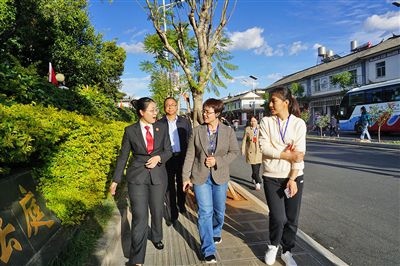  全國(guó)人大代表王爭(zhēng)（右一）、張海鷗（右二）向法官了解民族特色調(diào)解工作機(jī)制。