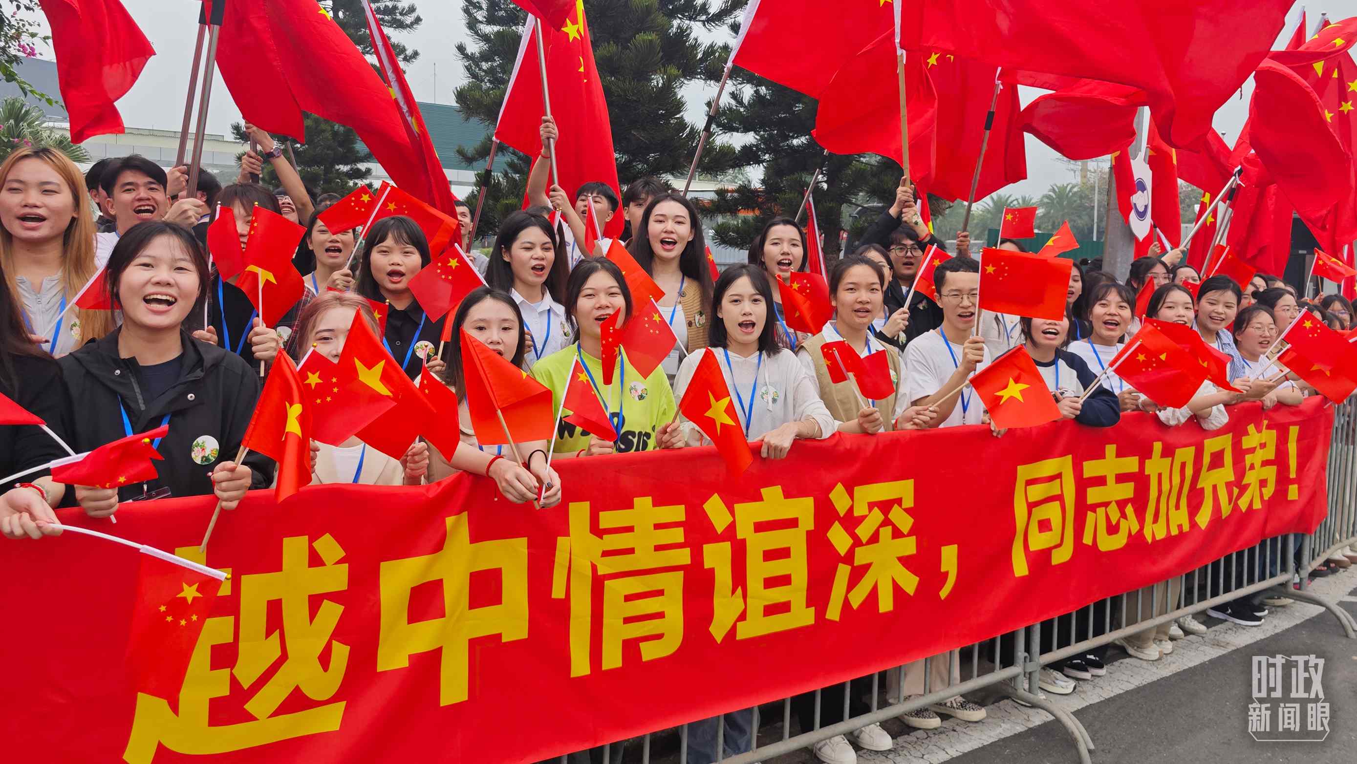 △習(xí)近平乘車從機場赴下榻飯店途中，許多人自發(fā)聚集在道路兩旁，揮舞兩國旗幟，表達熱烈歡迎。（總臺央視記者耿小龍拍攝）