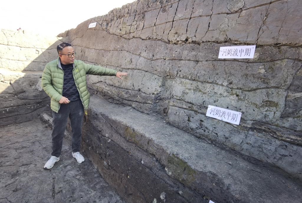 12月14日，汶溪遺址發(fā)掘項目現(xiàn)場負責(zé)人雷少介紹遺址整體情況。新華社記者顧小立 攝