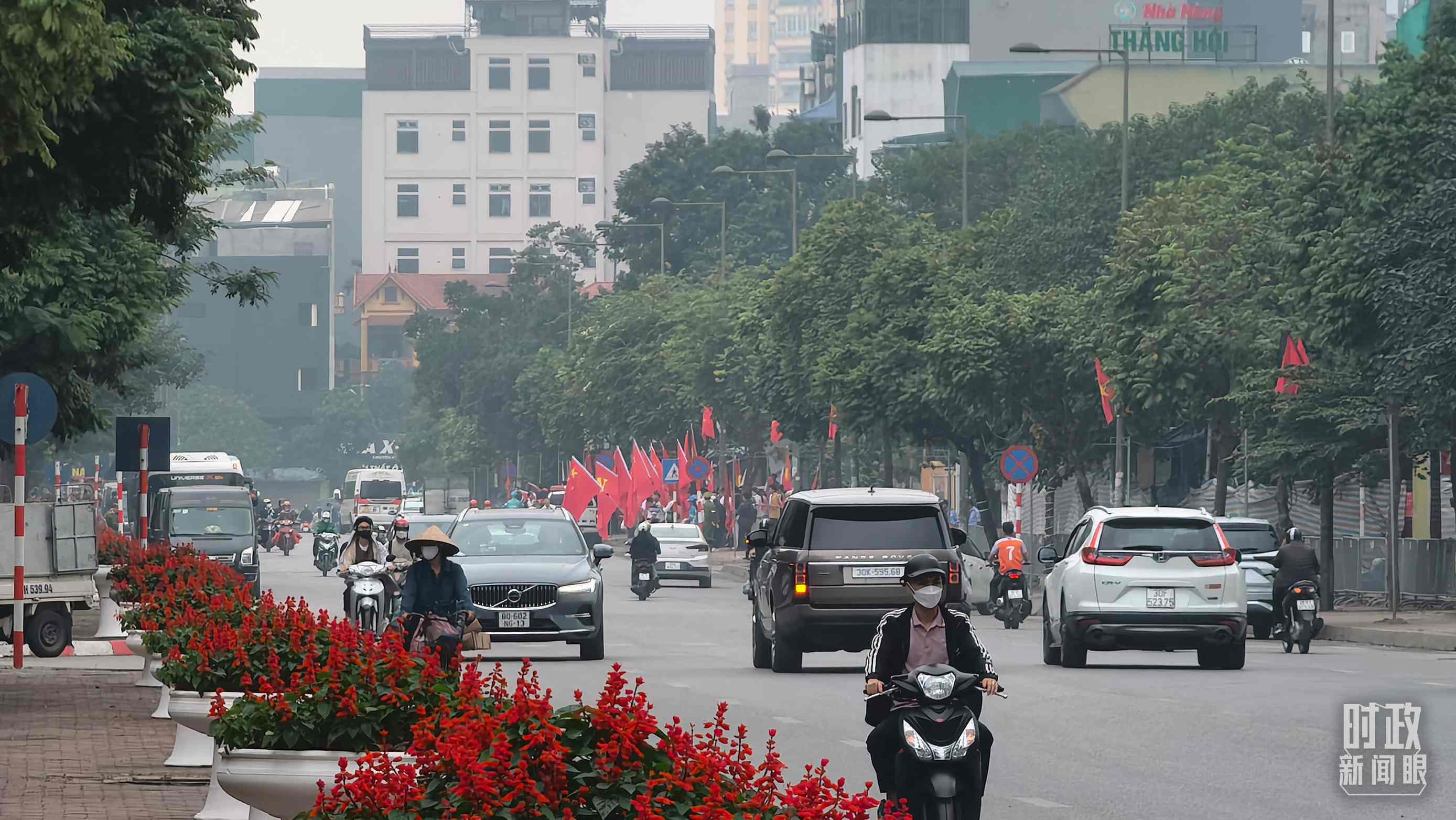△河內(nèi)街道兩側(cè)的中越兩黨兩國旗幟。（總臺央視記者韓銳拍攝）