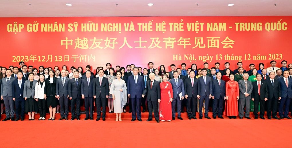 這是習(xí)近平夫婦和阮富仲夫婦同中越兩國青年和友好人士代表親切合影。