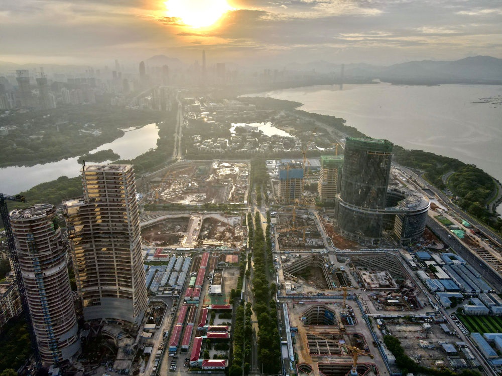 位于深圳市南山區(qū)的深圳灣超級總部基地建設現(xiàn)場（無人機照片，2023年8月26日攝）。新華社記者 周科 攝