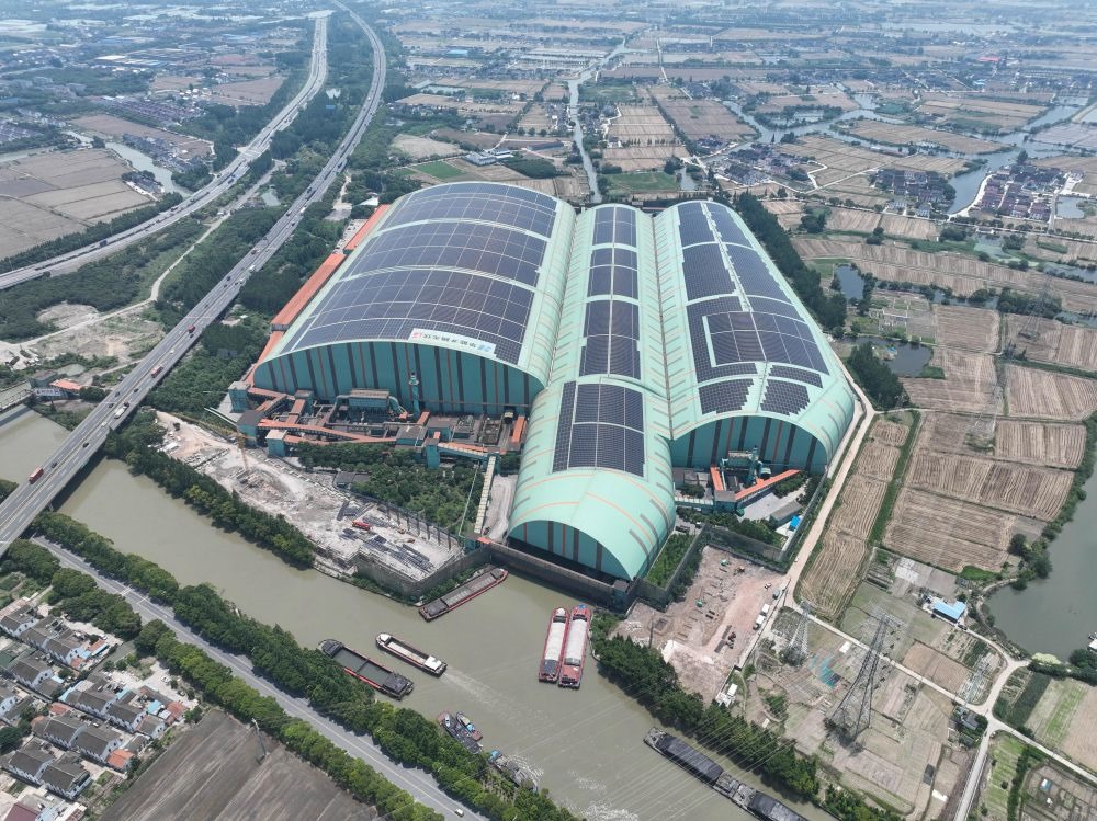 這是江蘇蘇州市常熟市龍騰特種鋼有限公司碼頭料場屋頂光伏（無人機照片，2023年6月9日攝）。新華社記者 季春鵬 攝