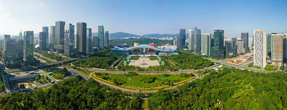 這是在廣東省深圳市拍攝的深圳市民中心和蓮花山公園一線（2020年10月2日攝，無人機照片）。新華社記者 梁旭 攝