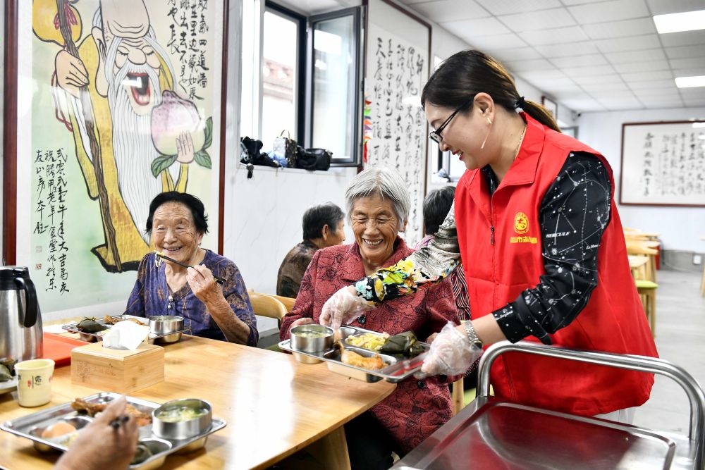 在山東省乳山市城區(qū)街道騰甲莊村幸福食堂，志愿者為老人們配送午餐（2023年6月24日攝）。新華社記者 郭緒雷 攝