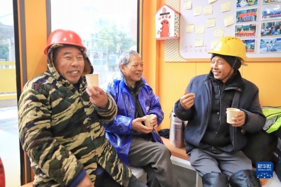 12月16日，幾名戶外勞動(dòng)者在位于浙江舟山市的一家“勞動(dòng)者驛站”里喝姜茶驅(qū)寒。