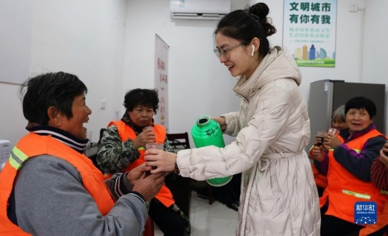 12月16日，在浙江省湖州市德清縣乾元鎮(zhèn)環(huán)衛(wèi)工人愛心驛站，志愿者為環(huán)衛(wèi)工人倒紅糖姜茶。