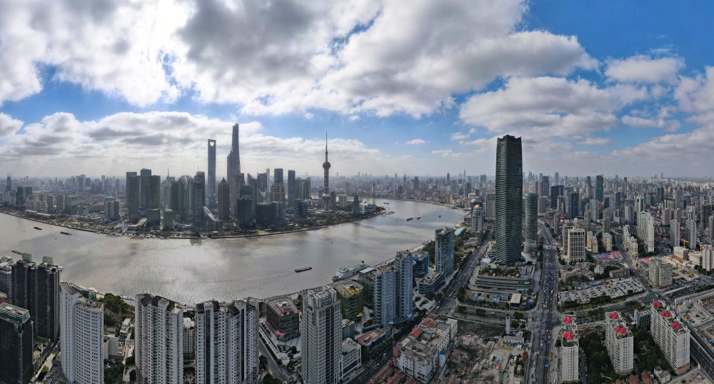 從上海虹口區(qū)北外灘空中俯瞰中國（上海）自由貿(mào)易試驗區(qū)陸家嘴片區(qū)（2023年1月10日攝，無人機全景照片）。新華社記者 方喆 攝