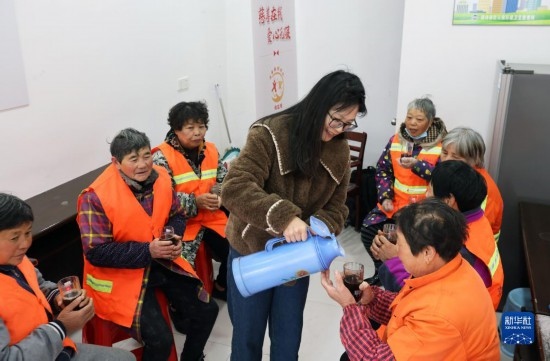 12月16日，在浙江省湖州市德清縣乾元鎮(zhèn)環(huán)衛(wèi)工人愛心驛站，志愿者為環(huán)衛(wèi)工人倒紅糖姜茶。