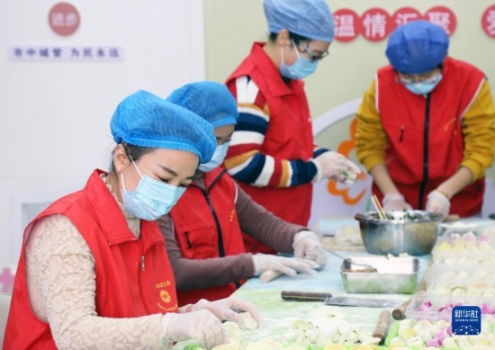 12月16日，在山東省棗莊市市中區(qū)城管藍(lán)職工志愿服務(wù)驛站，愛心志愿者為戶外勞動(dòng)者包水餃。