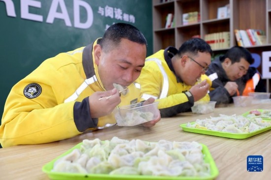 12月16日，在山東省棗莊市市中區(qū)城管藍(lán)職工志愿服務(wù)驛站，戶外勞動(dòng)者吃上熱氣騰騰的水餃。