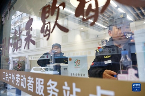 12月16日，戶外工作者在浙江省嘉興市南湖區(qū)丁家橋社區(qū)個(gè)性化“惠工小站”休息。
