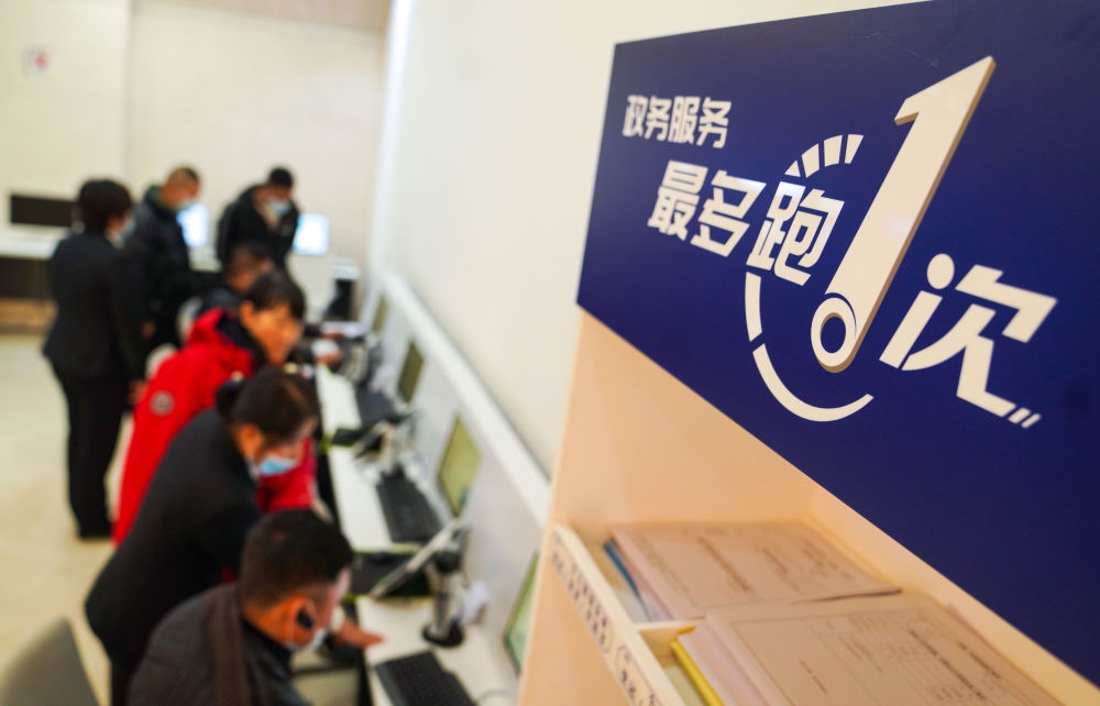在吉林省長春市二道區(qū)政務(wù)服務(wù)中心輔助填報區(qū)，市民在工作人員的輔助下進行事項填報（2020年11月23日攝）。新華社記者 許暢 攝