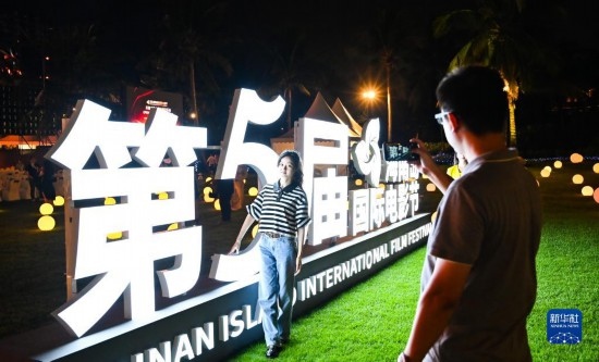 12月16日，觀眾在第五屆海南島國際電影節(jié)開幕式現(xiàn)場拍照留念。