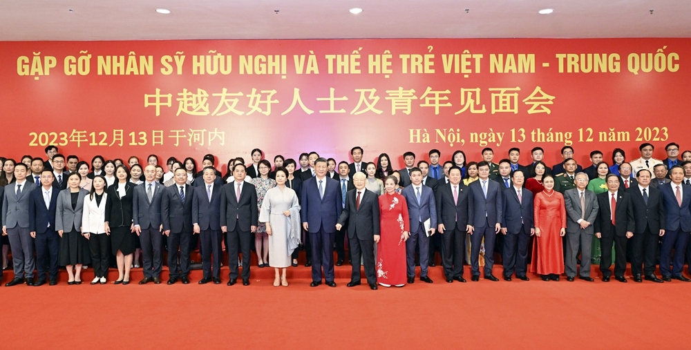 習近平夫婦和阮富仲夫婦同中越兩國青年和友好人士代表親切合影。