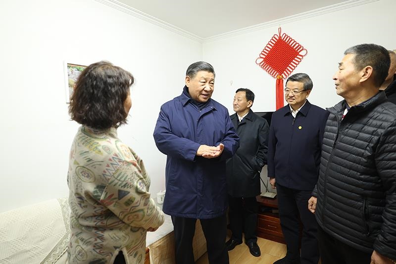 △2023年11月10日下午，習(xí)近平總書記在河北涿州市雙塔街道永濟(jì)秀園小區(qū)居民董彩英家看望慰問。