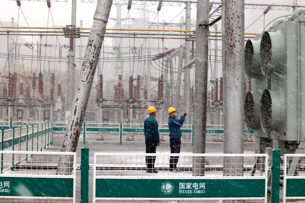 △國網(wǎng)壽光市供電公司變電運(yùn)維人員在檢查變電站積雪情況。