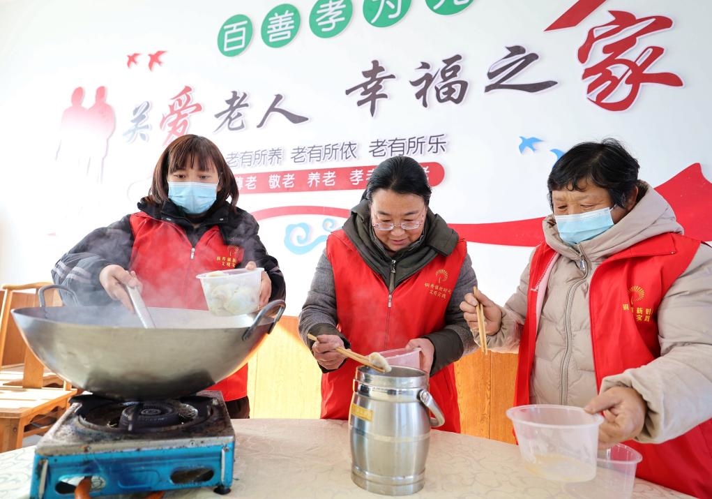 12月17日，在山東省臨沂市沂南縣銅井鎮(zhèn)杜山社區(qū)孝善食堂，志愿者們?cè)跒樯鐓^(qū)內(nèi)獨(dú)居和行動(dòng)不便的老人煮水餃。 新華社發(fā)（王彥冰 攝）