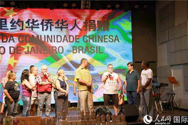 兒童殘障教育中心負責人胡里奧向捐贈方表示感謝。人民網(wǎng)記者 陳海琪攝