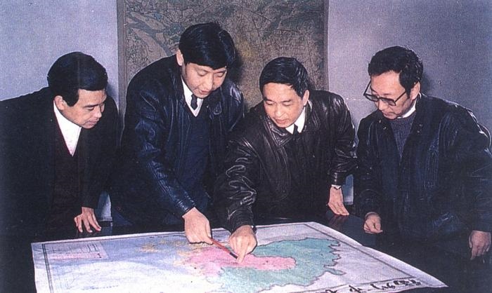 1991年12月，習(xí)近平與同事討論福州市戰(zhàn)略規(guī)劃設(shè)想。