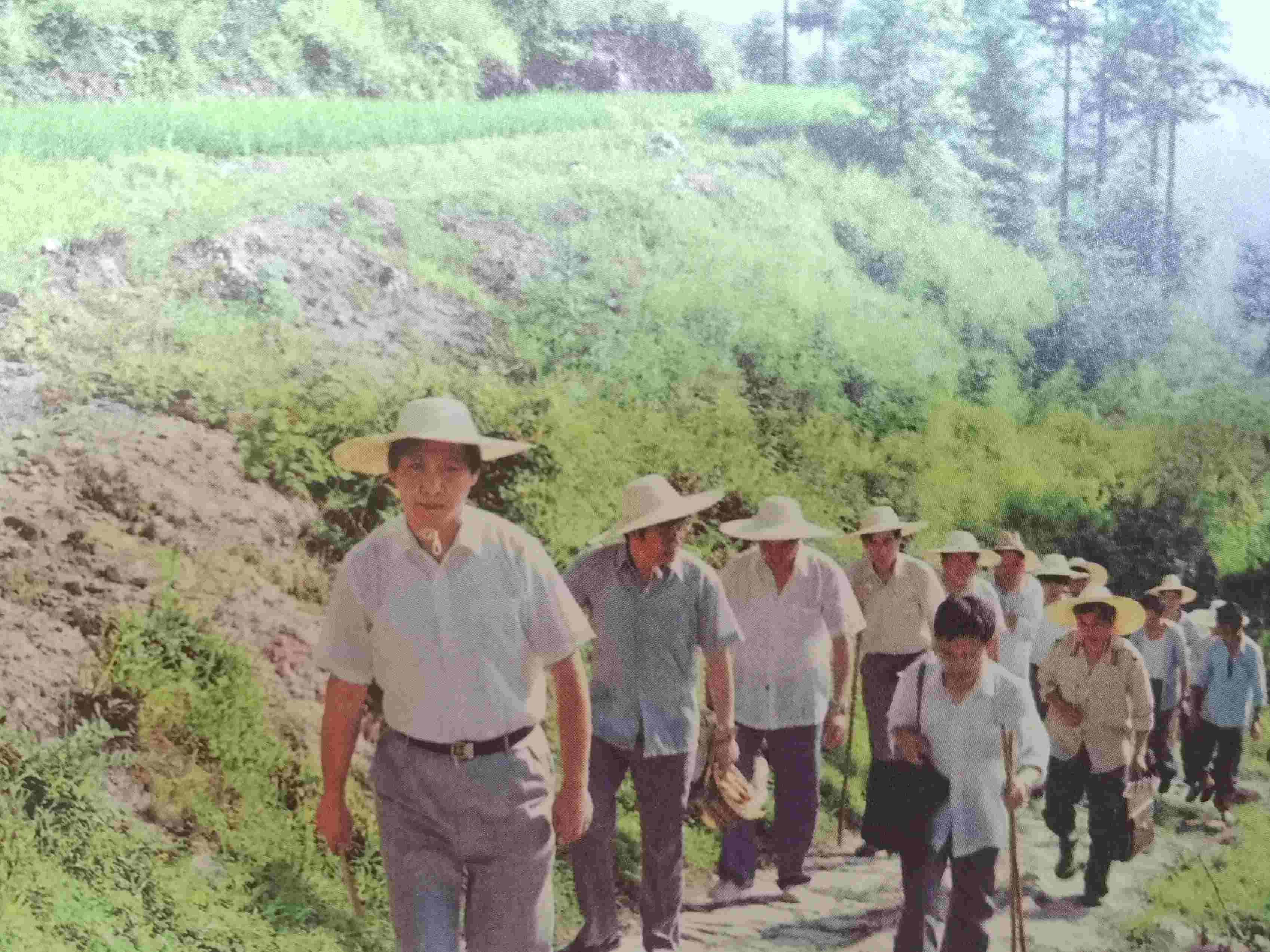 1989年7月，習(xí)近平冒著酷暑，帶頭步行到下黨鄉(xiāng)調(diào)研。