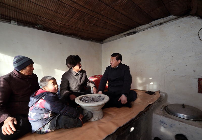 2012年12月30日，習(xí)近平在河北省阜平縣龍泉關(guān)鎮(zhèn)駱駝灣村看望唐榮斌老人一家。