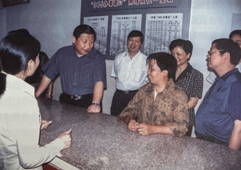 2003年6月，習(xí)近平在浙江金華市磐安縣新渥鎮(zhèn)“365辦事窗口”調(diào)研。