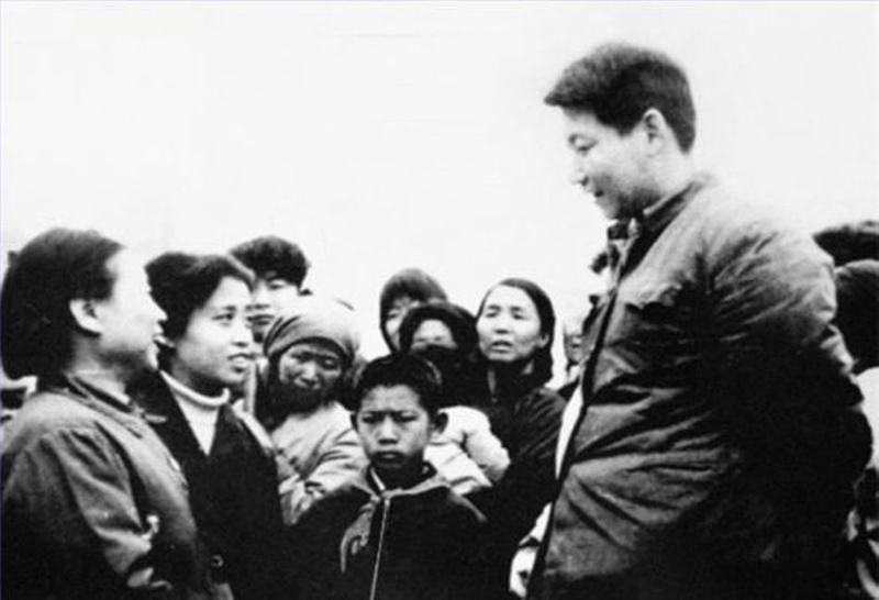 1983年，時任中共正定縣委書記的習(xí)近平同趙村群眾交談。