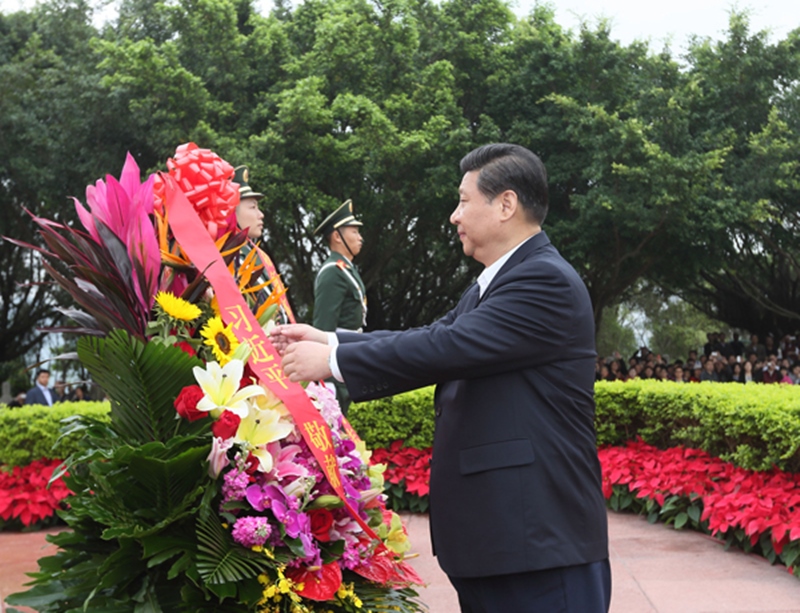 2012年12月8日，習(xí)近平在深圳蓮花山公園向鄧小平銅像敬獻(xiàn)花籃。