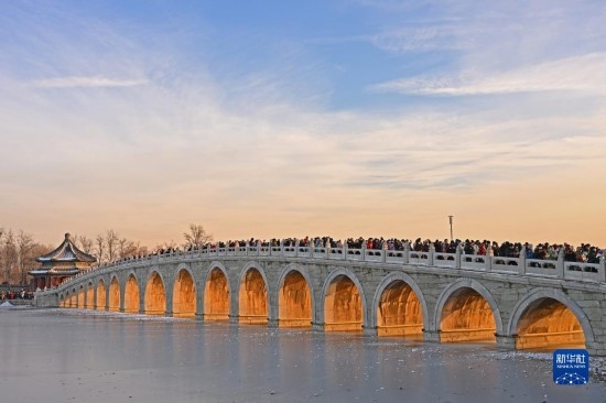 這是12月22日拍攝的頤和園十七孔橋“金光穿洞”景象。