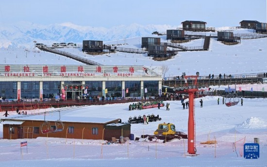 隨著新雪季的到來(lái)，那拉提國(guó)際滑雪場(chǎng)迎來(lái)眾多游客（(12月21日攝）。