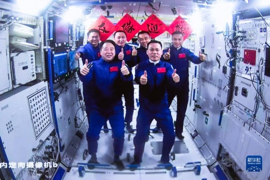 這是2023年10月26日在北京航天飛行控制中心拍攝的神舟十六號航天員乘組與神舟十七號航天員乘組“全家?！薄?新華社發(fā)（韓啟揚 攝）