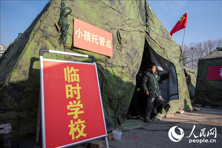 12月22日，在積石山縣大河家鎮(zhèn)大河村安置點，陸軍76集團軍某旅搭建的“臨時學?！背蔀樾∨笥训摹凹佑驼尽?。人民網(wǎng)記者 翁奇羽攝
