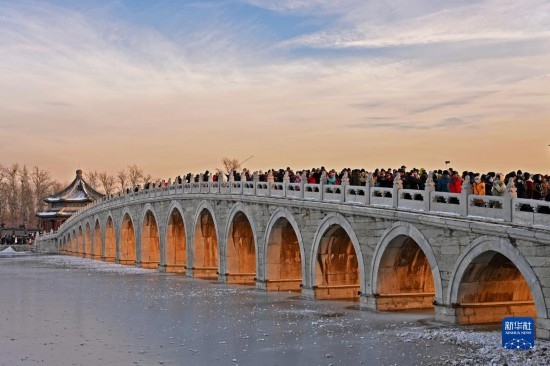 這是12月22日拍攝的頤和園十七孔橋“金光穿洞”景象。