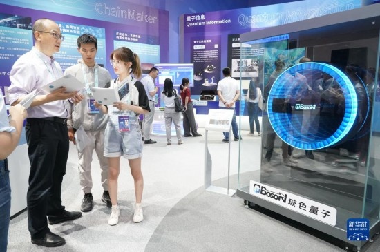 這是2023年5月26日在北京中關(guān)村國家自主創(chuàng)新示范區(qū)展示中心拍攝的100量子比特相干光量子計算機（模型）。 新華社記者 任超 攝