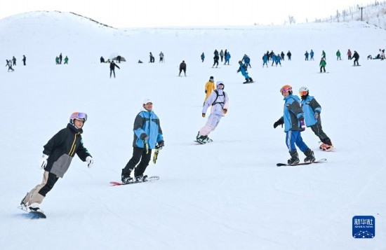 12月21日，游客在那拉提國(guó)際滑雪場(chǎng)滑雪。
