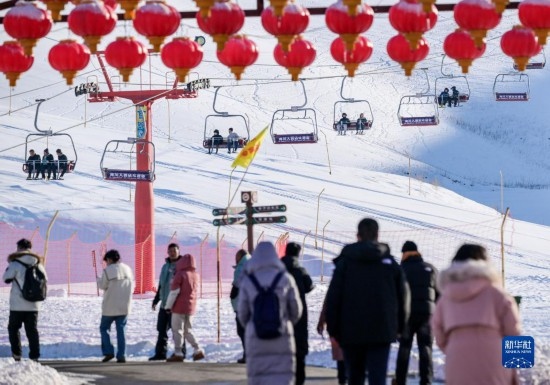 12月21日，那拉提國(guó)際滑雪場(chǎng)迎來(lái)眾多游客。