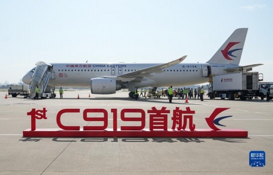 這是2023年5月28日在上海虹橋國際機場停機坪拍攝的C919飛機。當(dāng)日，由C919大型客機執(zhí)飛的東方航空MU9191航班平穩(wěn)降落在北京首都國際機場，標(biāo)志著該機型圓滿完成首個商業(yè)航班飛行，正式進入民航市場，開啟市場化運營、產(chǎn)業(yè)化發(fā)展新征程。 新華社記者 丁汀 攝