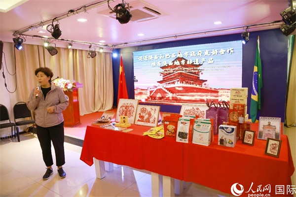 代表團(tuán)成員、咸陽市政協(xié)主席李曉靜向與會嘉賓介紹了陜西的特色產(chǎn)品。人民網(wǎng)記者 陳海琪攝