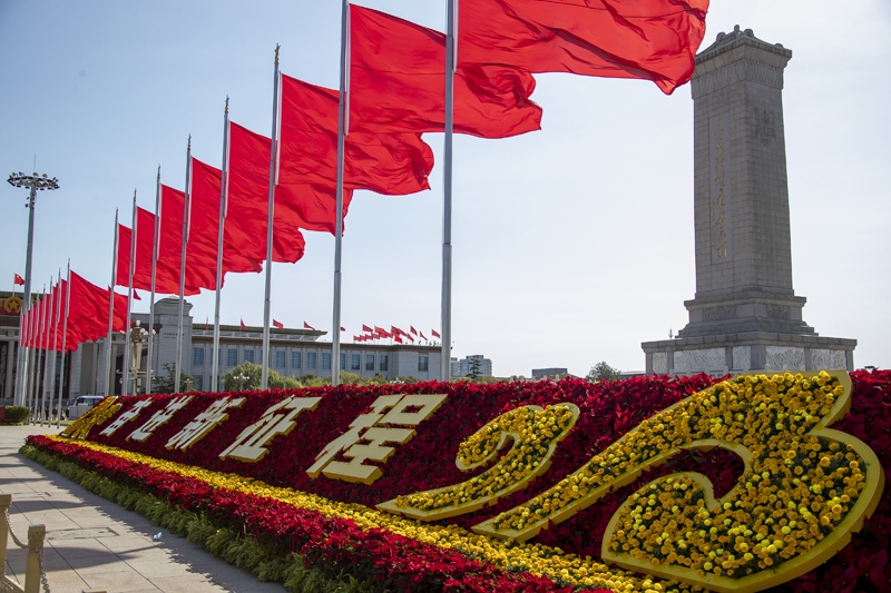 2022年10月16日，北京，中國共產(chǎn)黨第二十次全國代表大會開幕，人民大會堂外紅旗飄揚。
