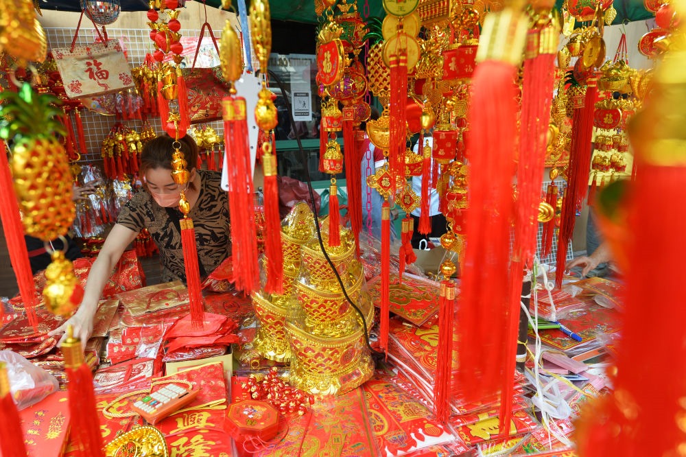 一名商販在泰國曼谷唐人街的攤位上擺放春節(jié)飾品。新華社發(fā)（拉亨攝）