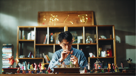 郎佳子彧通過短視頻直播，讓更多人關(guān)注并喜歡捏面人。受訪者供圖